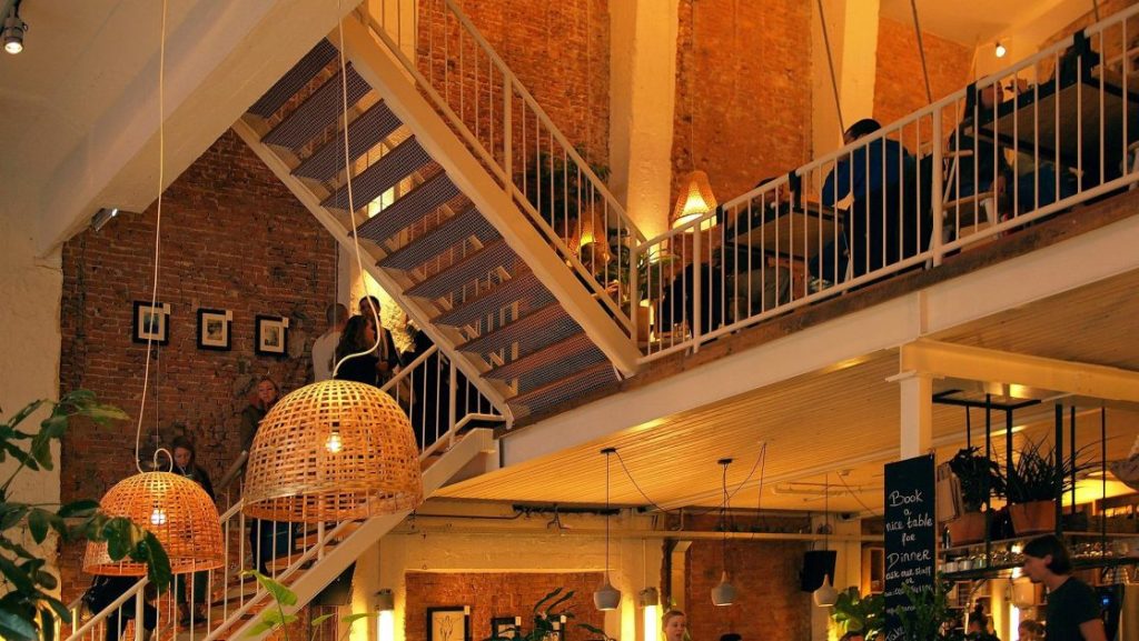 Inspiratie voor horeca interieurontwerp met moderne, chique inrichting en kleurig design