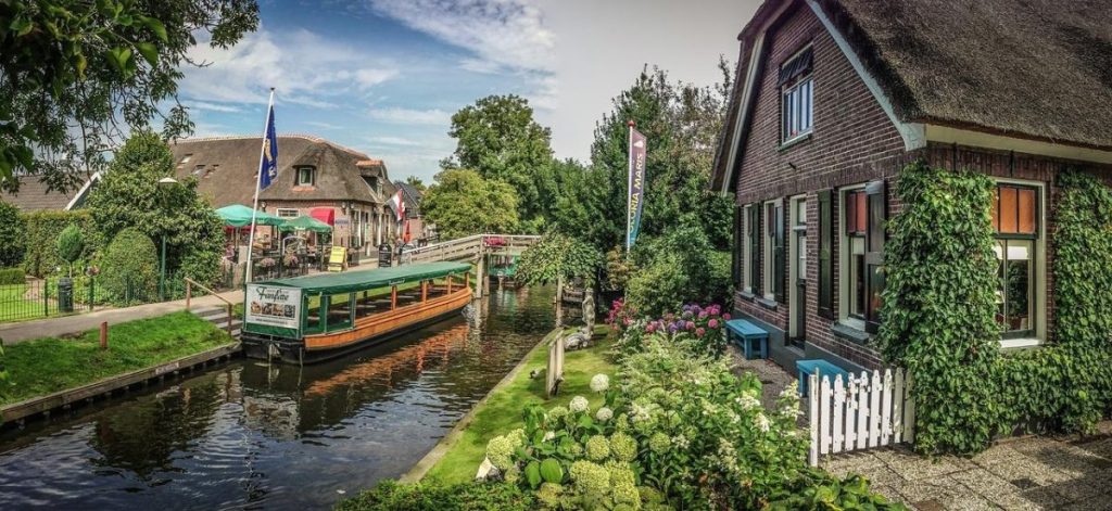 Giethoorn waterdorp voor een dagje uit met punterboot en Nederlandse waterkanalen