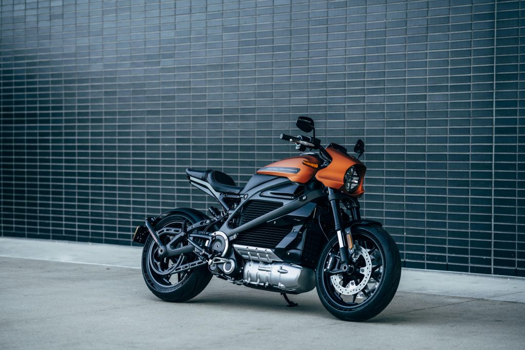 Ingang van motorwinkel in Oost-Vlaanderen met uitstalling van motoren en accessoires