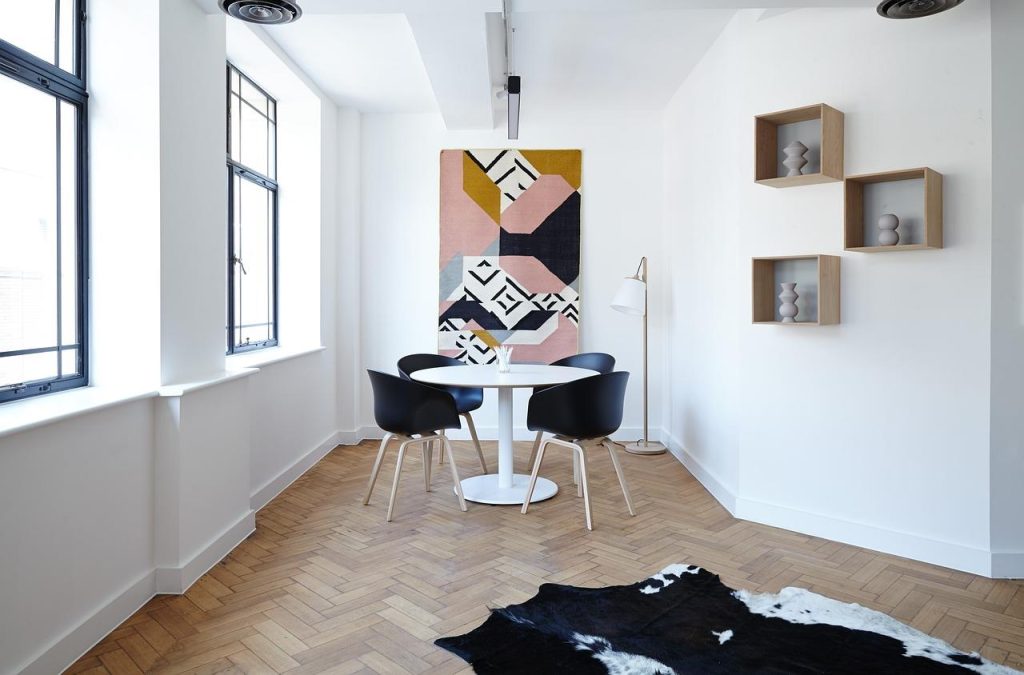 Illustratie van verschillende opties voor huis verbouwen inclusief dakopbouw, aanbouw en renovatie voor woningverbetering