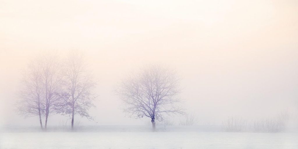 Knusse wintersfeer met kaarsen en warme dranken om de winter door te komen met comfort en gezelligheid