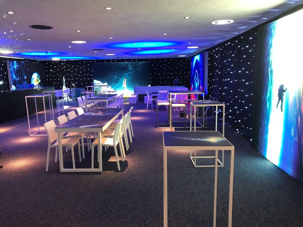 Decoratiebureau toont professionele decoratie opstellingen voor evenementen naar hoger niveau