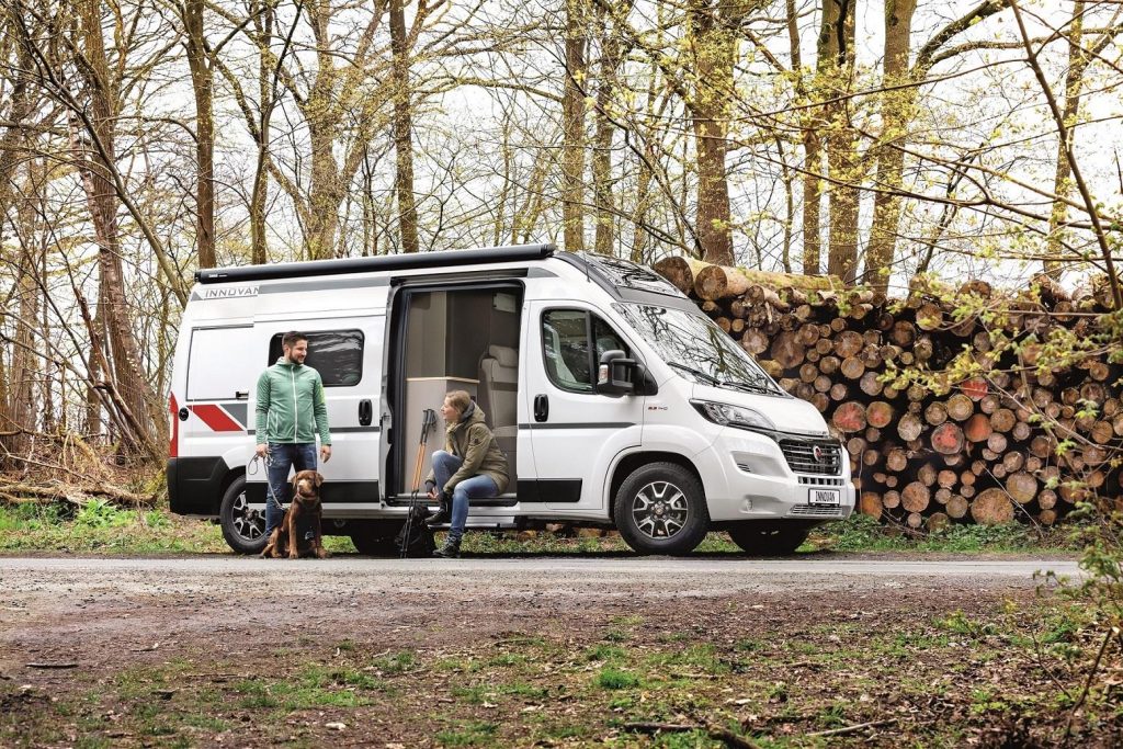 Antwerp Motorhomes showroom met verschillende motorhome-merken zoals LMC, Sunlight en La Strada