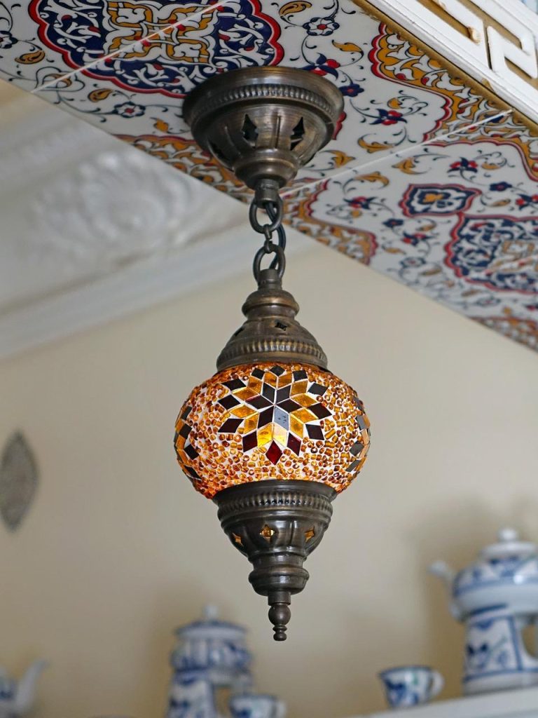 Kleurrijke Marokkaanse decoratie met handgemaakte poefs en kussens in gezellige woonkamer