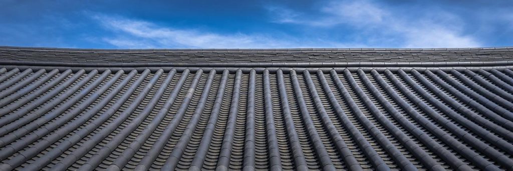 Industrieel dakoppervlak met moderne beschermingsmaterialen in Belgisch industrielandschap