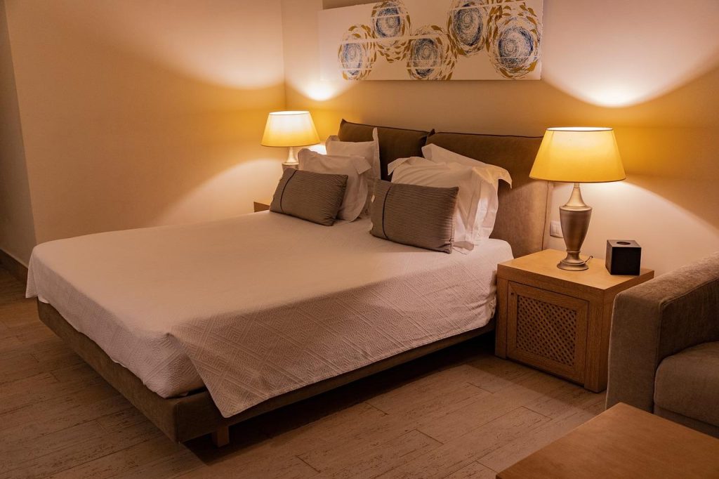 Moderne boxspring bed met gestoffeerde basis, matras en topper voor maximaal comfort en ondersteuning
