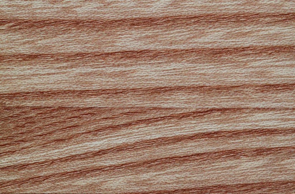 Voorbeeld van exclusief schrijnwerk met op maat gemaakte houten details voor woning verfraaing