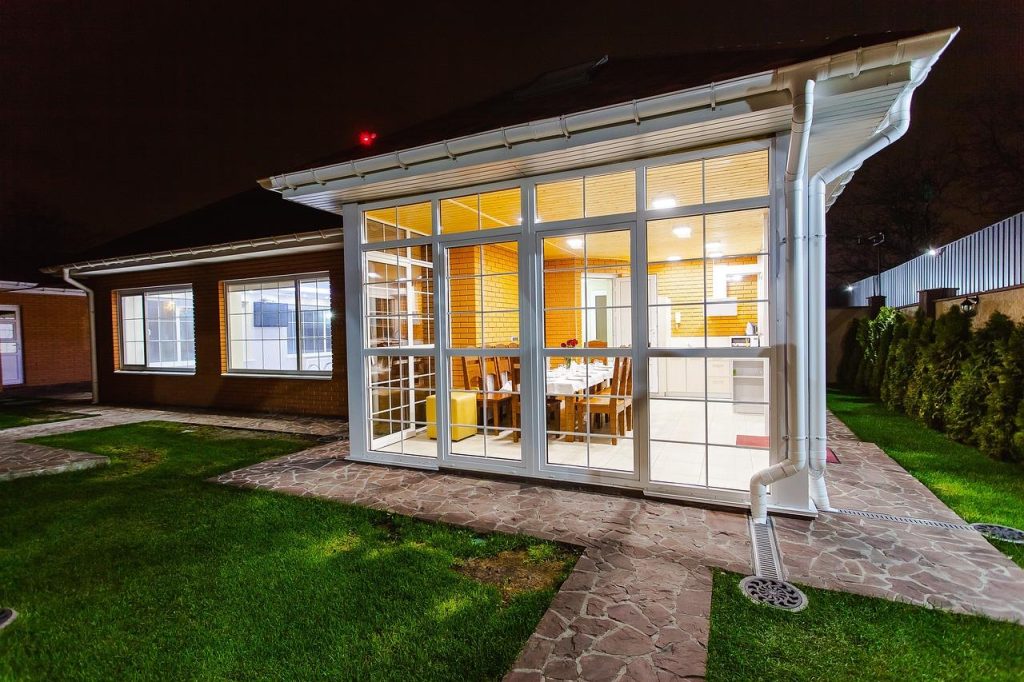 Moderne poolhouse met duurzame materialen en zonnepanelen voor energiebesparing