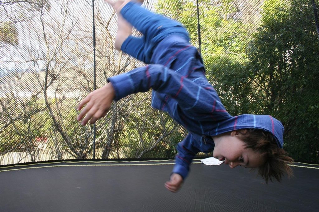 Kind springt op trampoline met veiligheidsnetten - verborgen waarheid over trampolines veiligheid