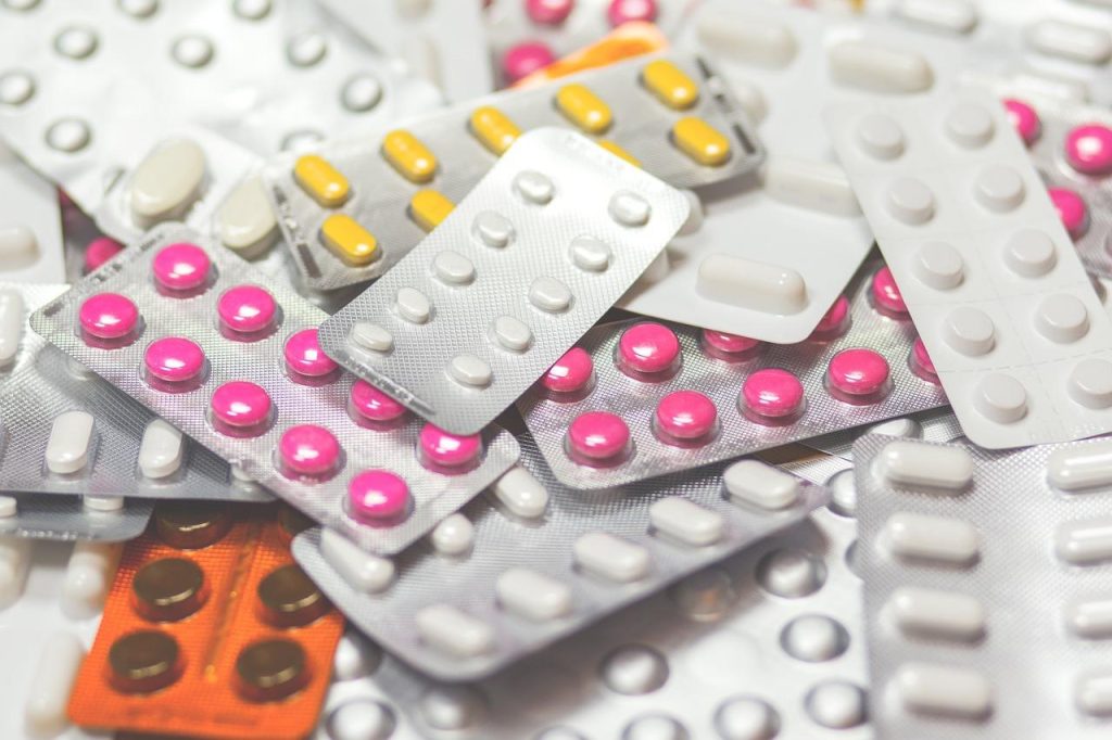 Informatieve illustratie over gezondheid en medicatie met tips voor veilig medicijngebruik