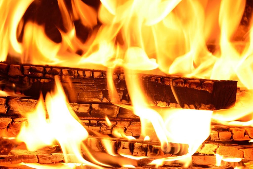 De charme van een open haard met dansende vlammen en gezellige warmte in een woonkamer
