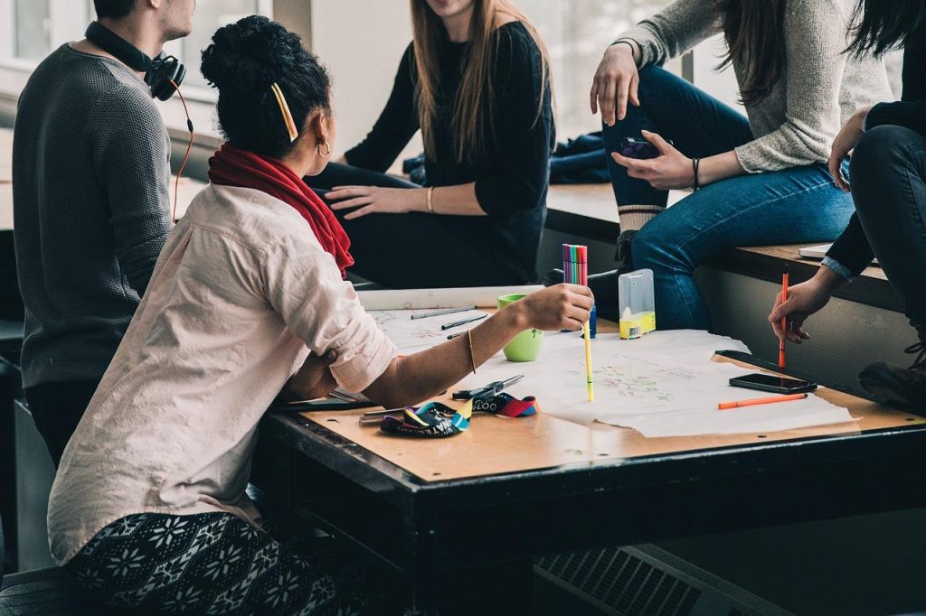 Professionele voordelen van werken via een interimbureau: flexibiliteit, werkzekerheid en loopbaanontwikkeling