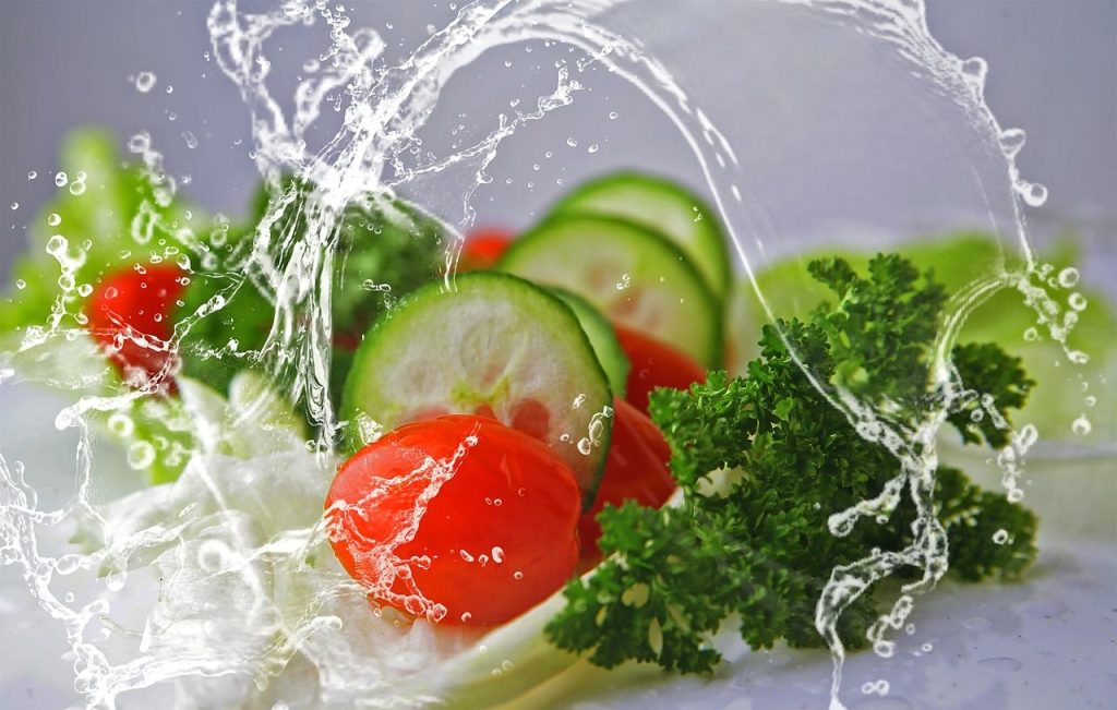 Zelfgemaakte superfood recepten met chiazaad pudding en groene smoothie met spirulina ingrediënten
