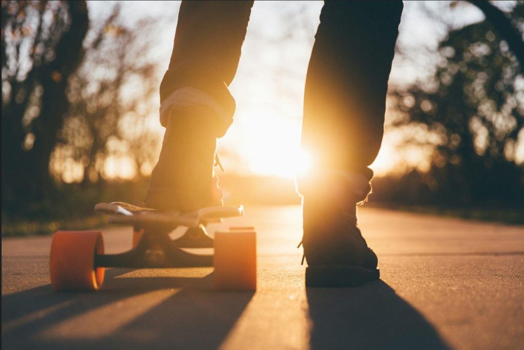 Skater in oversized streetwear outfit met robuuste hoodie en losse broek, demonstrerend hoe functionaliteit en stijl samengaa