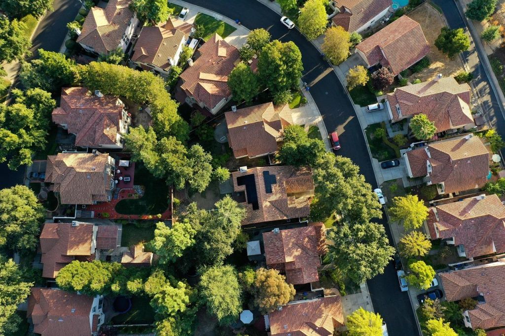 Moderne duurzaam wonen met slimme zonwering, isolatie en hernieuwbare energiebronnen voor energiebesparende huizen