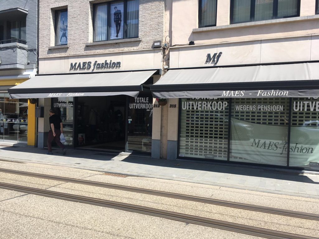 Professionele buitenreclame en raambelettering voor consistente merkuitstraling op filialen in Antwerpen