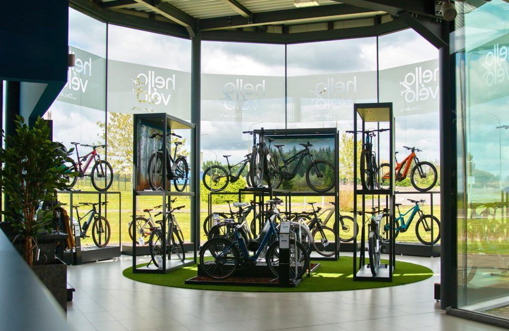 Fietsenwinkel in Sint-Niklaas Hello Vélo met uitgebreid aanbod elektrische heren- en damsfietsen voor woon-werkverkeer