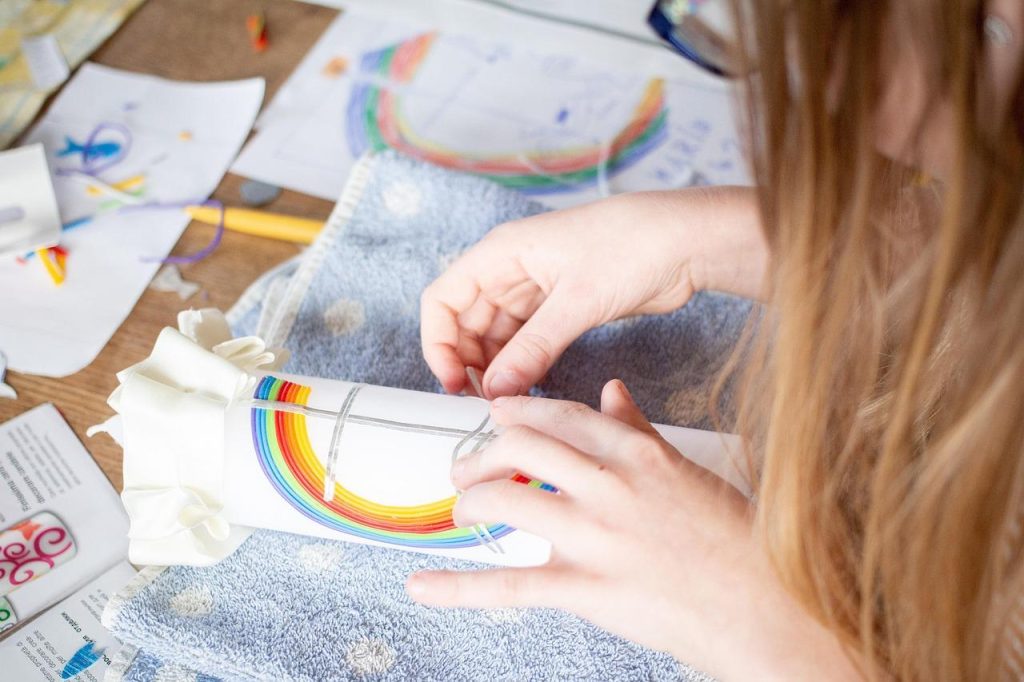 Originele papier maché creaties met verschillende kleuren en texturen, gemaakt van oud papier en verfraaid met acrylverf
