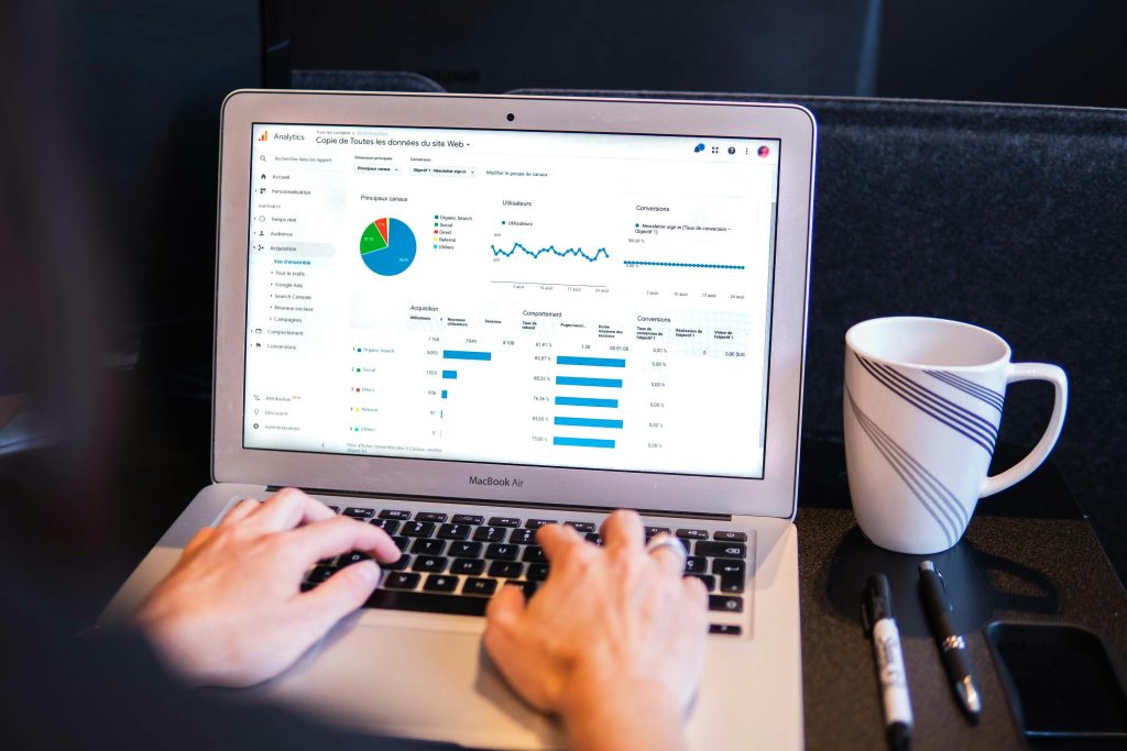 Puzzle Marketing illustratie over mobielvriendelijk webdesign en mobile-first strategie voor online groei