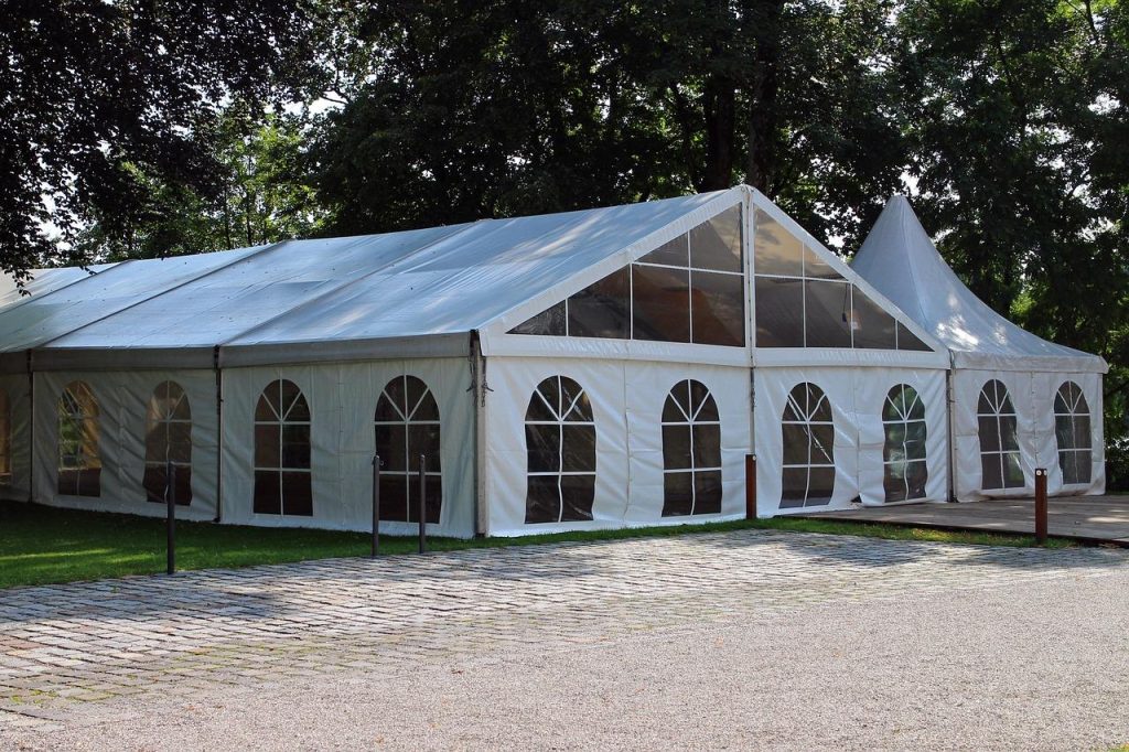 Hoogwaardige tentoplossingen voor bedrijfsfeesten, huwelijken en festivals met flexibele en betrouwbare evenementinrichting