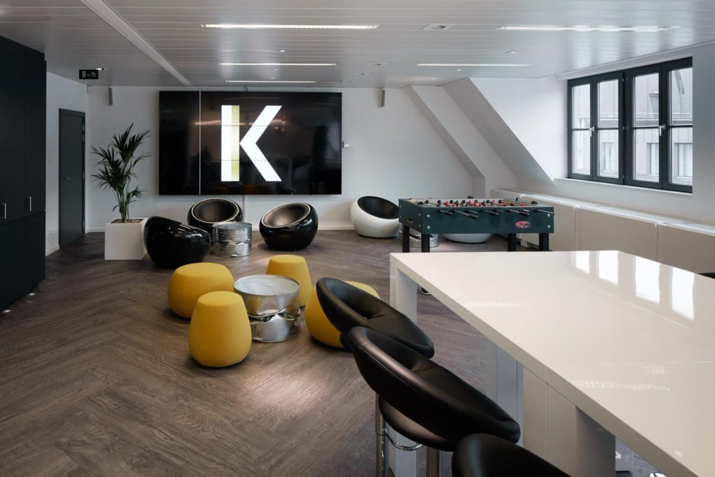 Vergelijking tapijt versus vinyl versus parket vloerbekleding voor kantooromgeving met focus op onderhoud en akoestiek