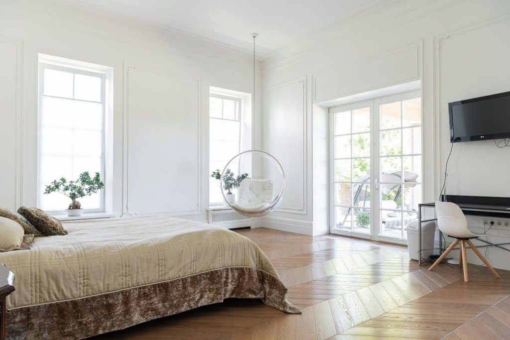 Comfortabel bed met goed dekbedovertrek in stijlvol design dat rust en elegantie uitstraalt in de slaapkamer