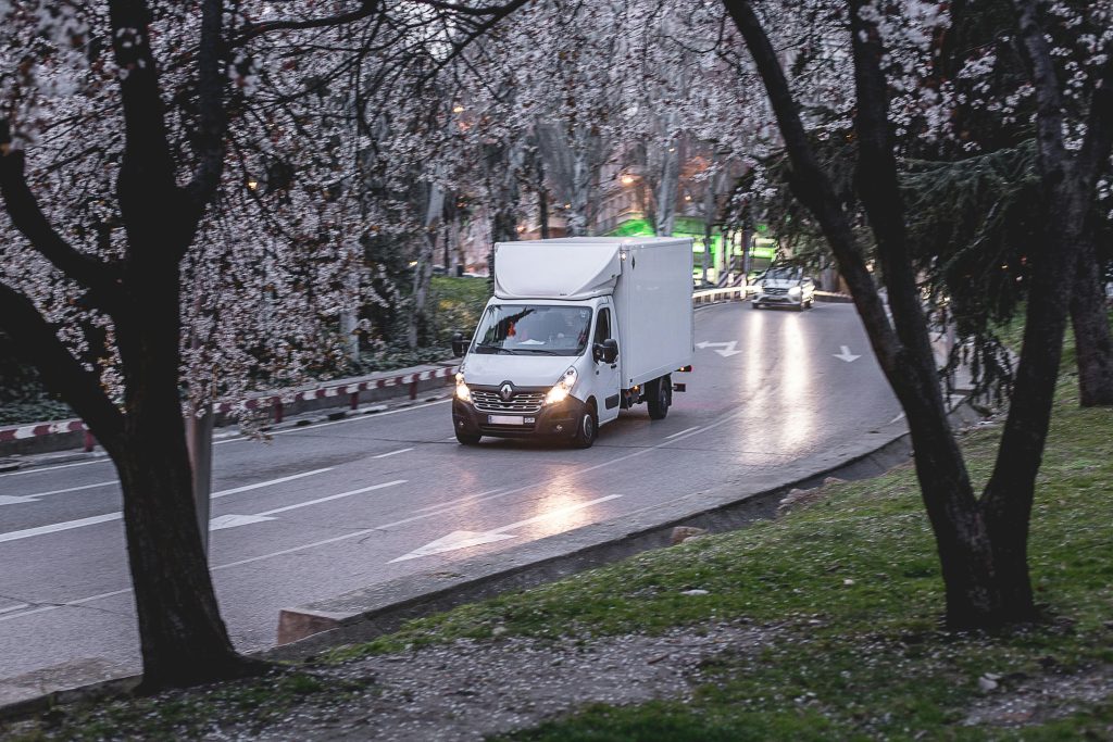 Lokaal transportbedrijf Antwerpen team met voertuigen voor snelle dringende leveringen