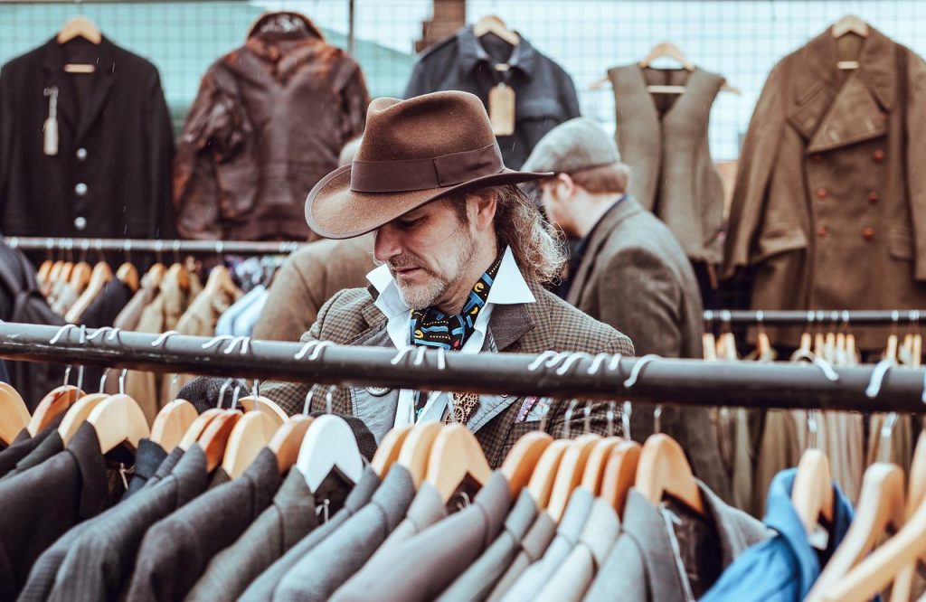 De perfecte jeans voor elke man: verschillende pasvormen en combinaties voor werk en weekend